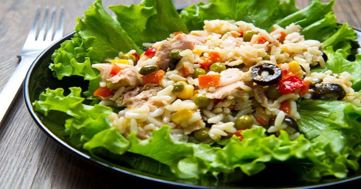 salat s tuniakom ryza salat olivy mrkva zelenina rychly salat zdravy salat chudnutie rychla príprava