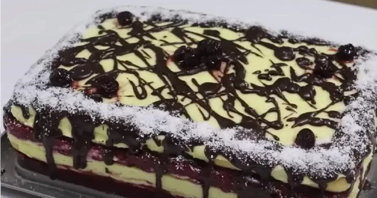 chutny dezert pecenie pudingova plnka ceresnova plnka nemecka torta