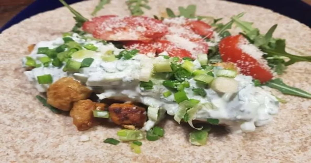 grecky-gyros paradajky cibulka jarna cibulka maso omacka tzaciky omacka