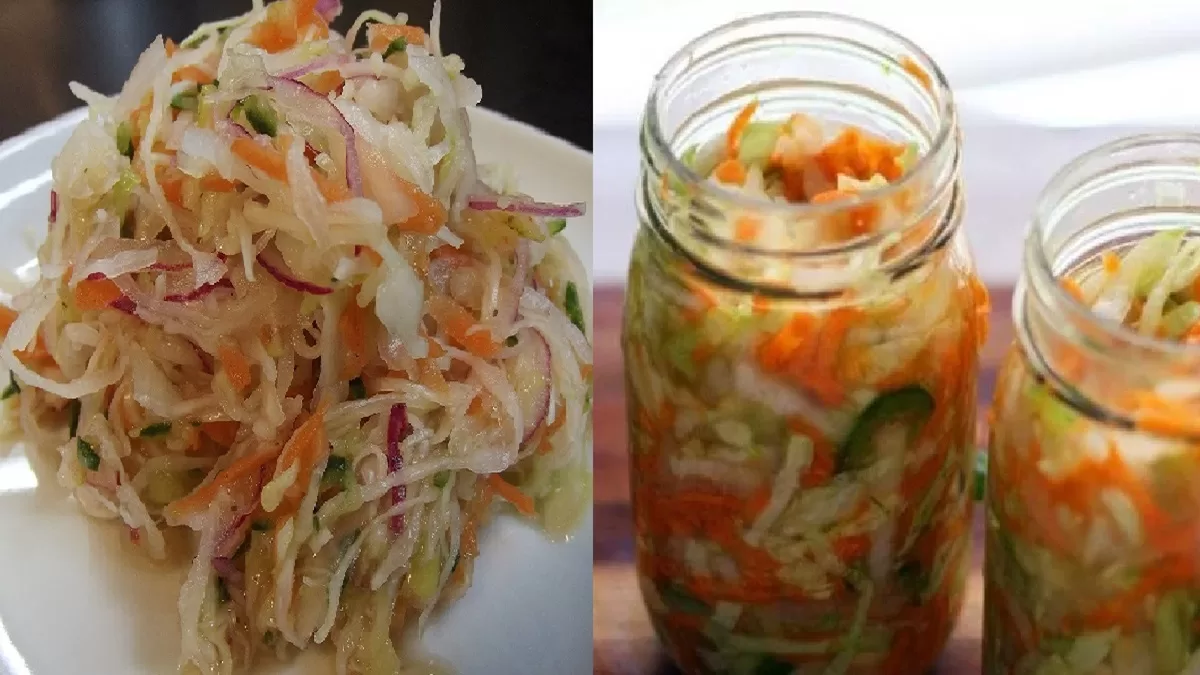 Domáca čalamáda v pohári s rôznymi druhmi nakladanej zeleniny, ako sú kapusta, mrkva, paprika a uhorky.