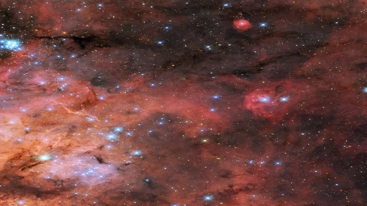 Hubbleov teleskop zachytáva farebnú hmlovinu plnú žiariacich hviezd a kozmického prachu v hlbokom vesmíre.