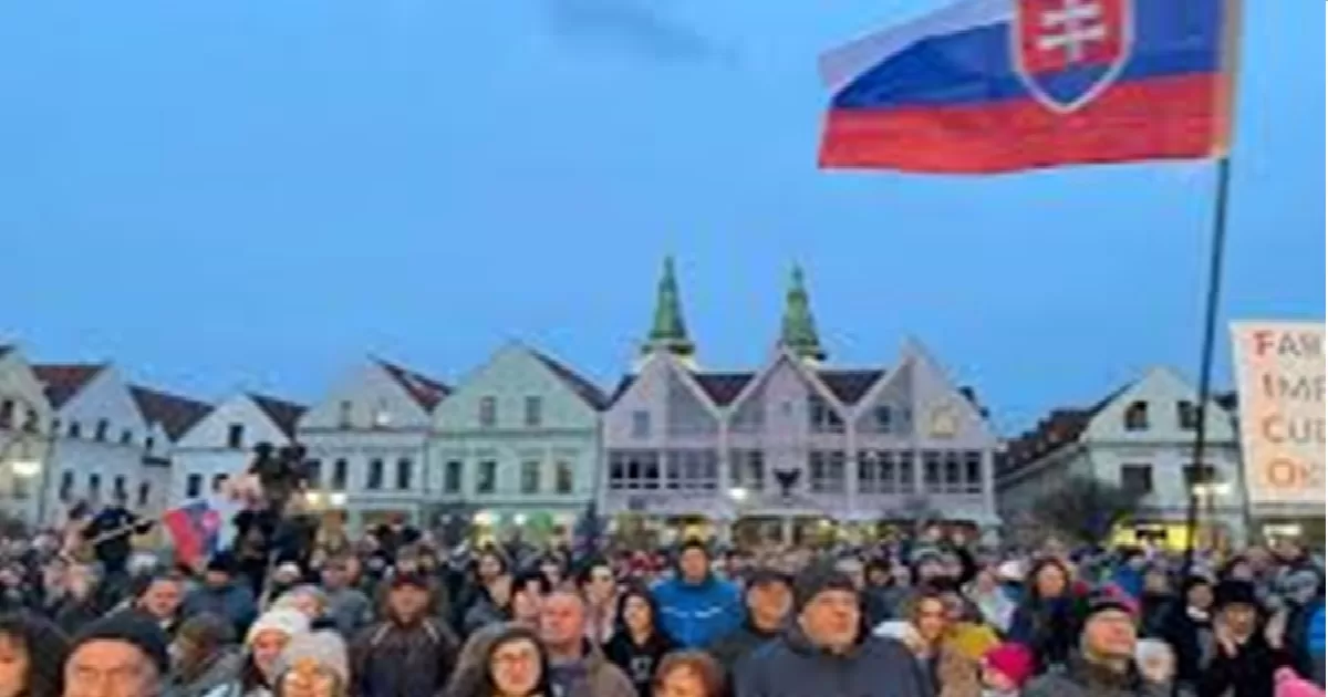 protestujuci dav na Slovensku