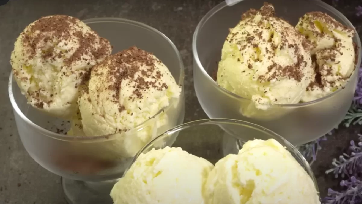 Letný dezert z troch surovín podávaný v pohároch, posypaný strúhanou čokoládou