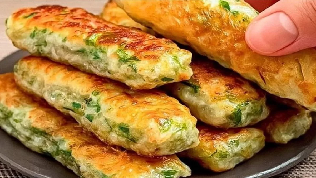 Chrumkavé cuketové tyčinky so zlatistou kôrkou, podávané na tanieri.