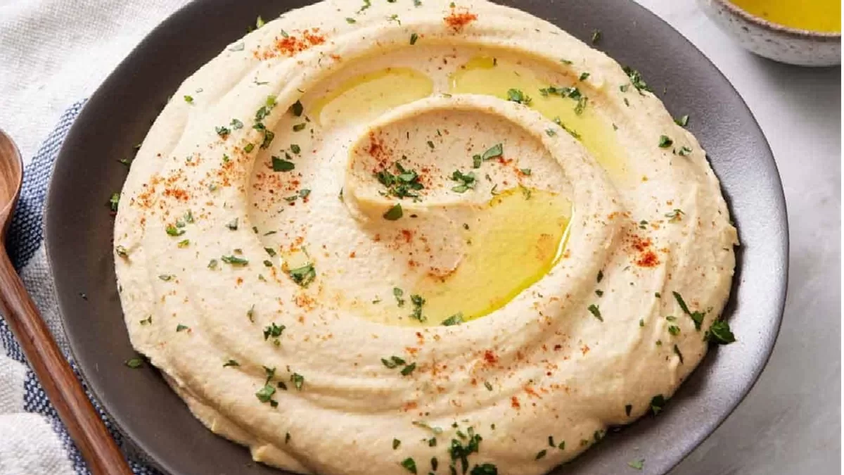 Miska jemného domáceho hummusu s olivovým olejom a bylinkami