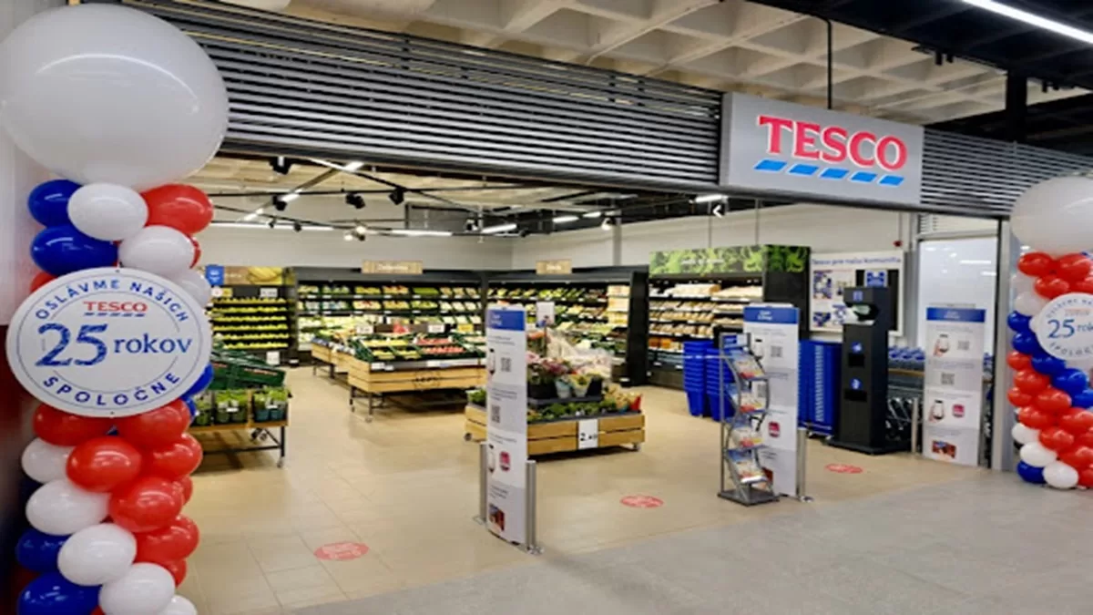 Vchod do predajne Tesco so sekciou ovocia a zeleniny, ozdobený balónmi k výročiu 25 rokov.