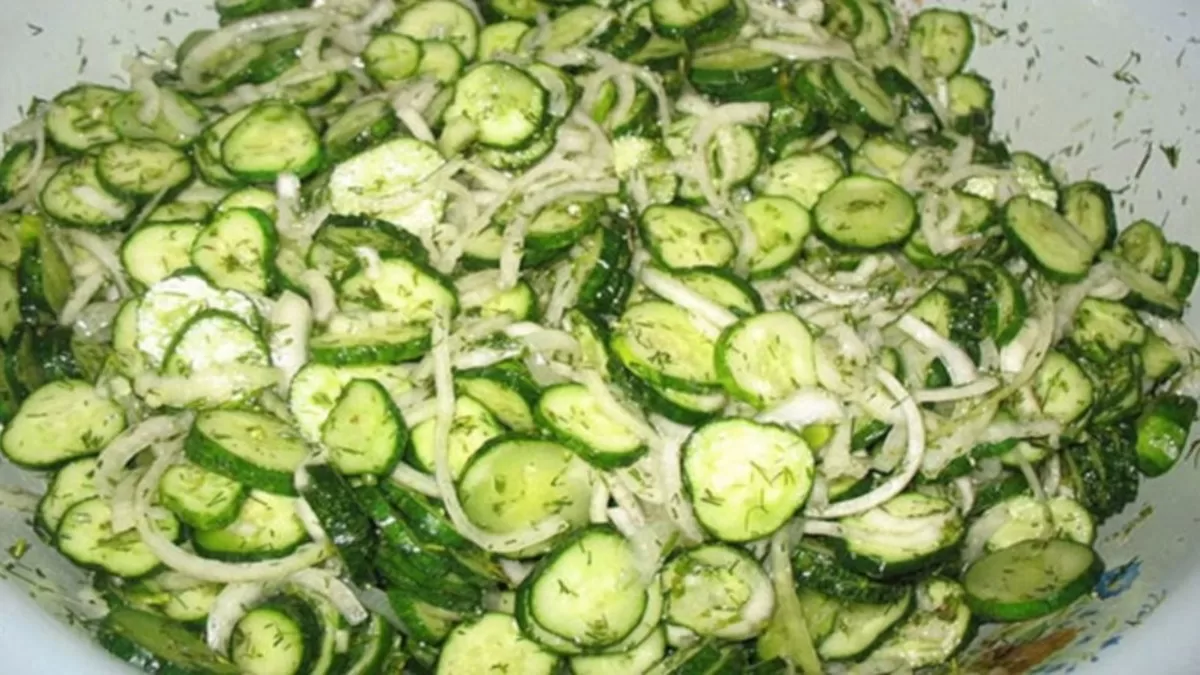 Misa plná čerstvého uhorkového šalátu s cibuľou, kôprom a cesnakom – zdravý a svieži pokrm ideálny na leto a podporu trávenia.