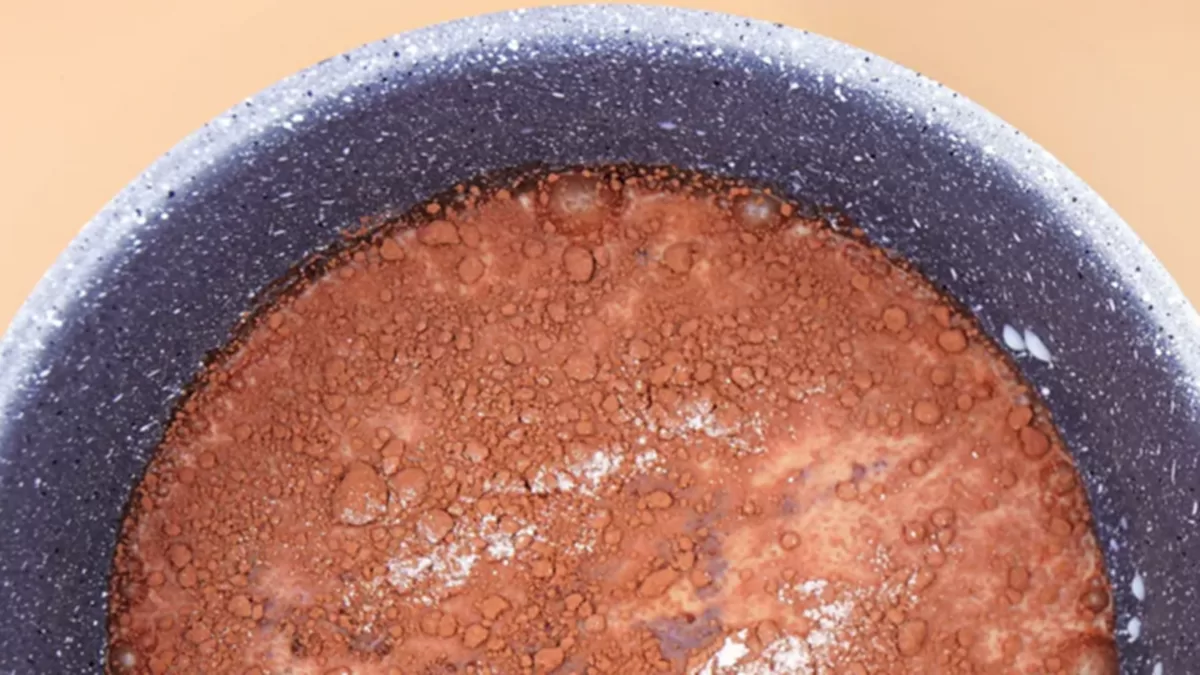 Kakaovy napoj v hrnceku.