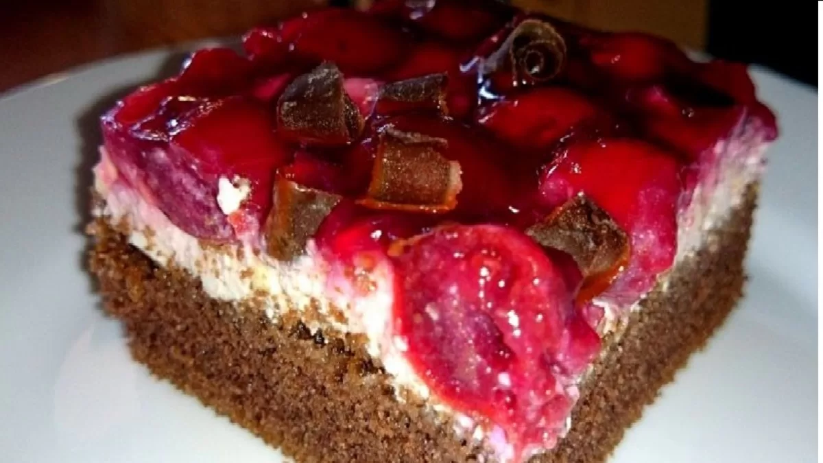 rez smotanoveho kolaca s ovocim, servirovany na bielom tanieri.